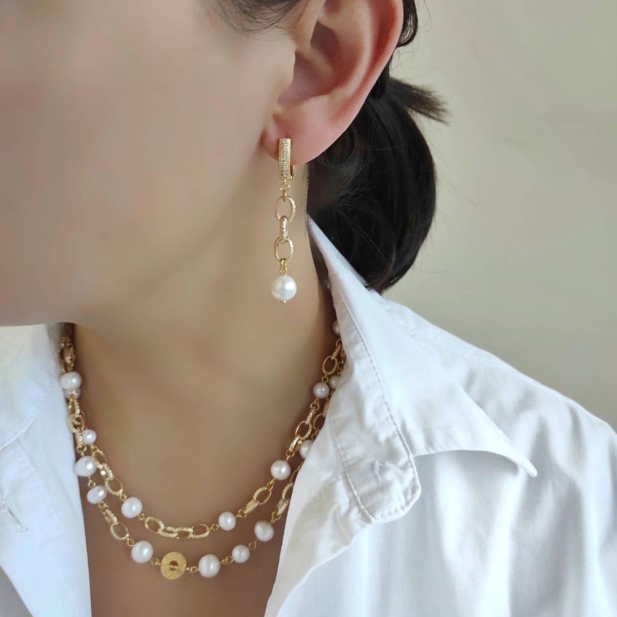 Серьги асимметричные из жемчуга в позолоченой фурнитуре