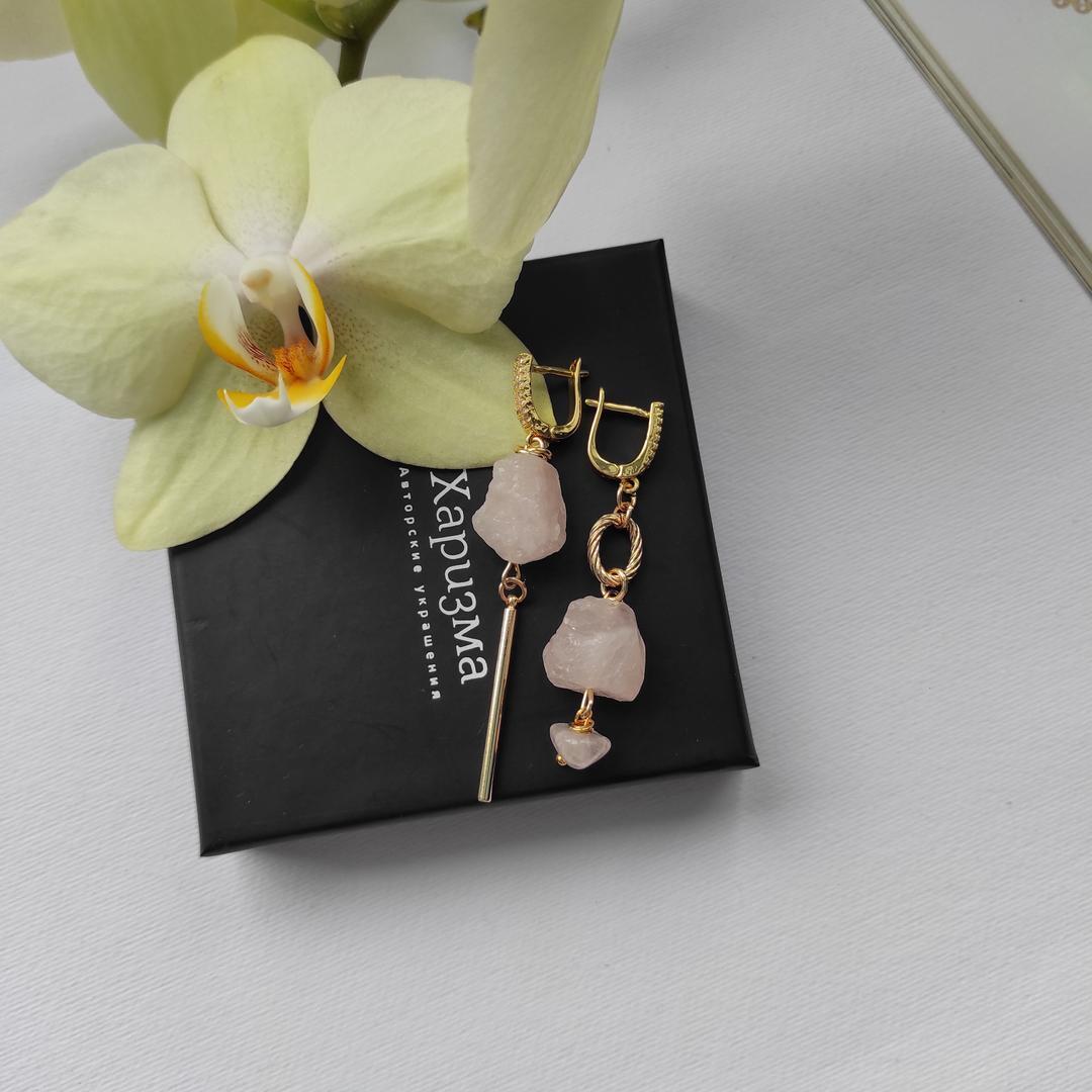 Серьги с необработанным розовым кварцем в позолоченной фурнитуре