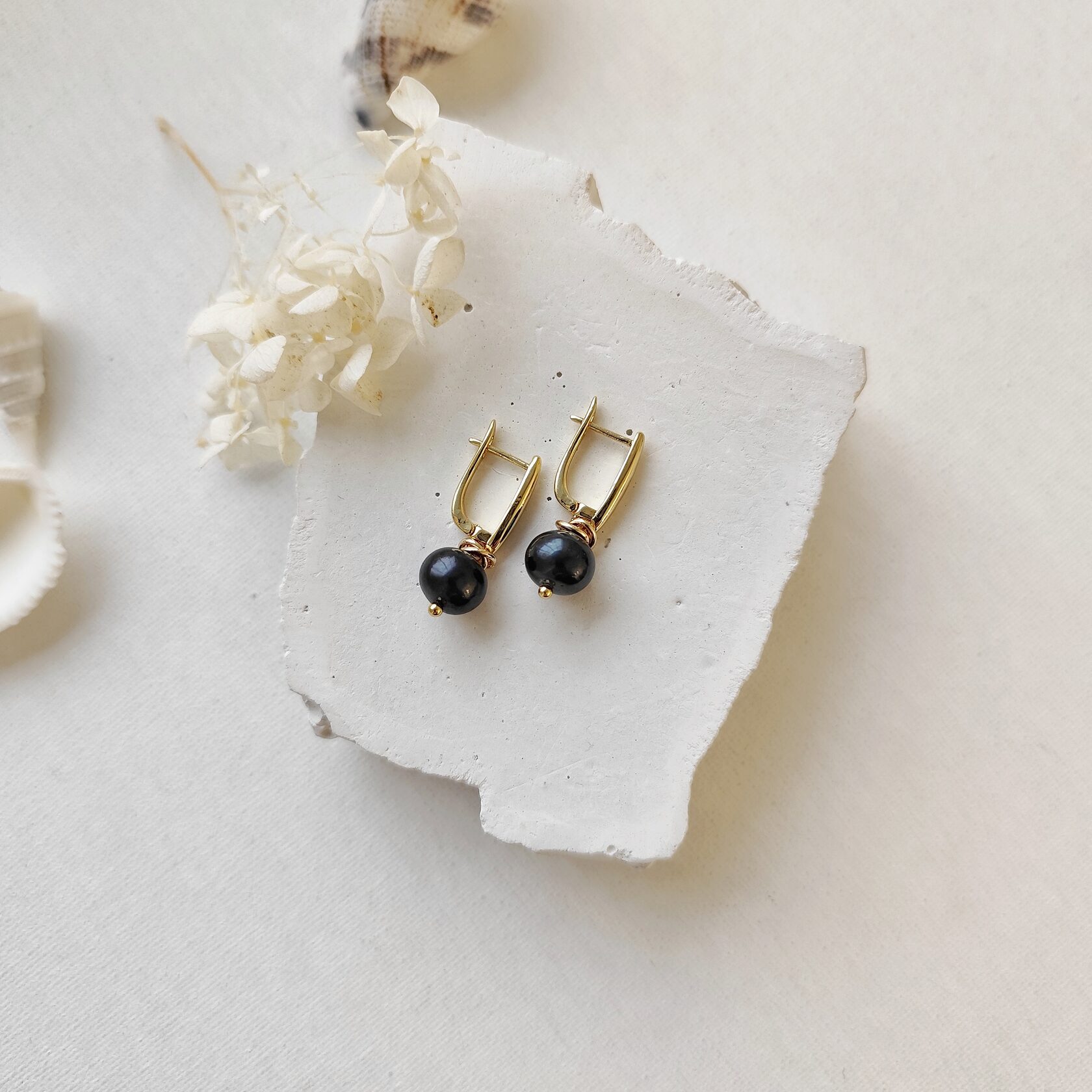 Серьги с темным жемчугом короткие