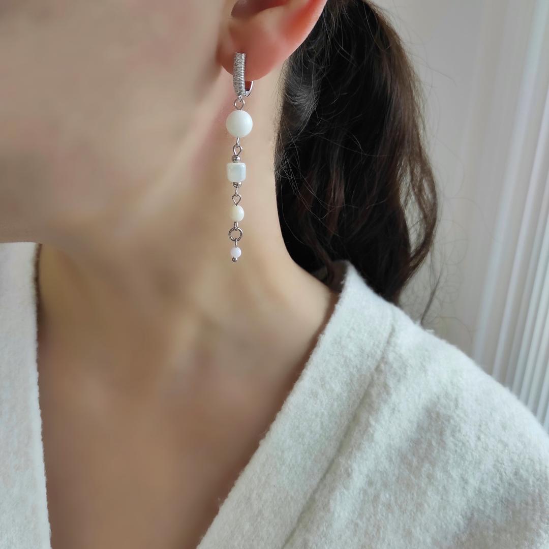 Серьги из перламутра и коралла в белом металле