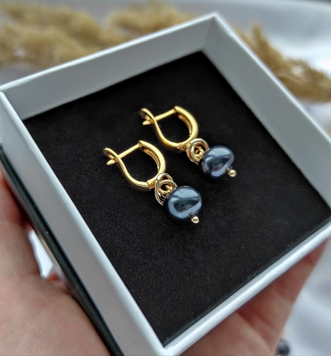 Серьги с темным жемчугом короткие