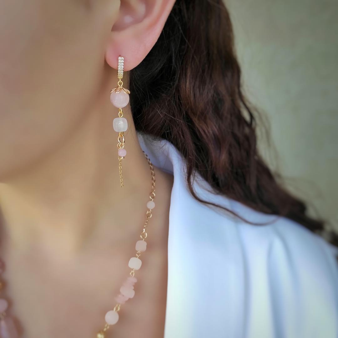 Серьги с розовым кварцем в позолоченной фурнитуре асимметрия