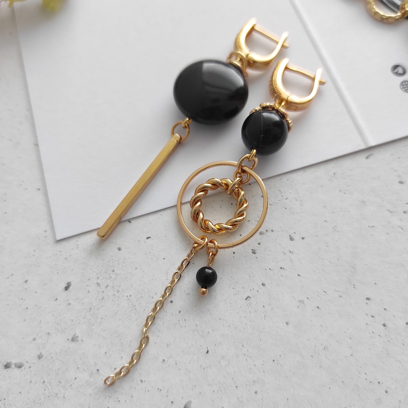 Серьги с черным агатом в позолоченной фурнитуре