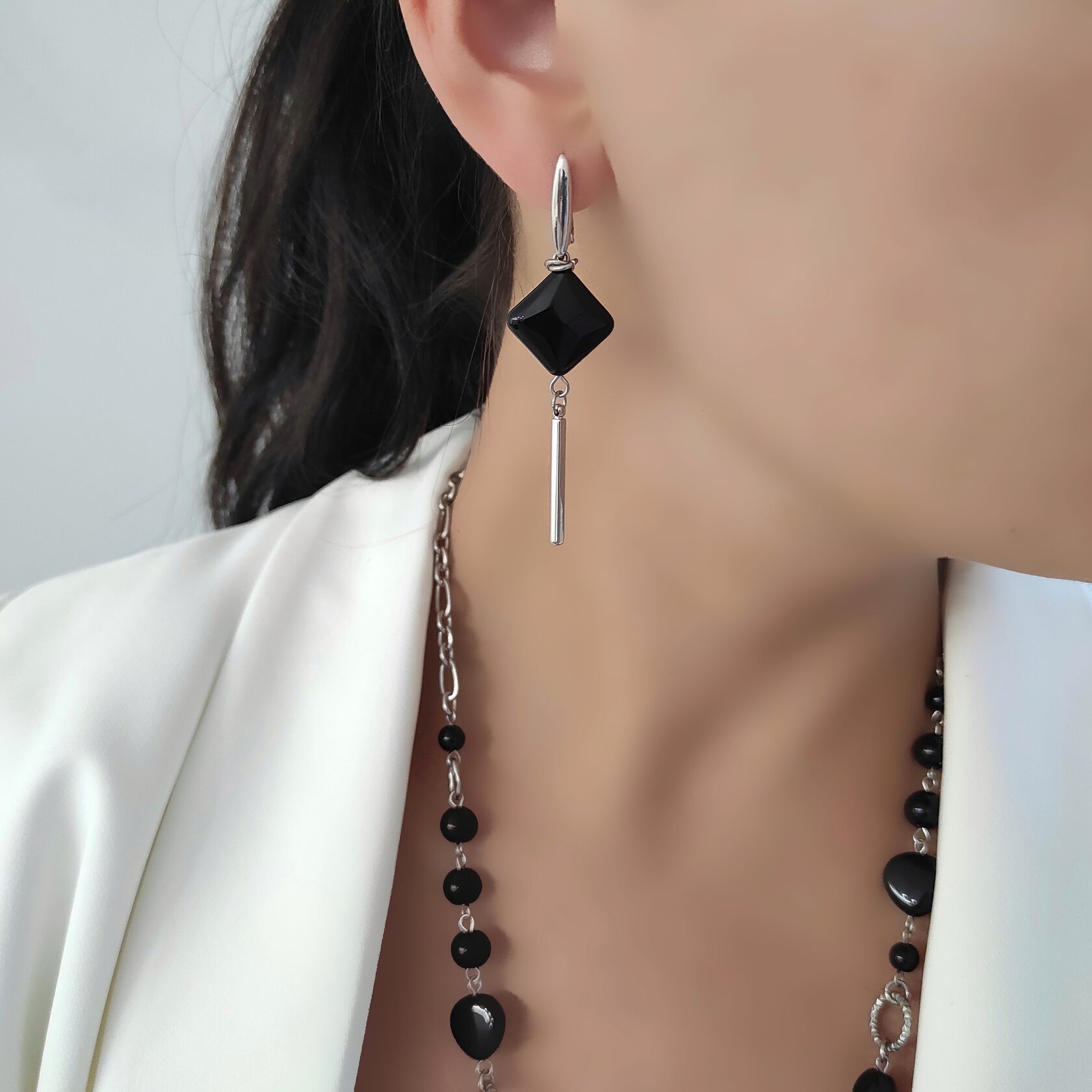 Серьги с чёрным агатом ромб в фурнитуре белый металл