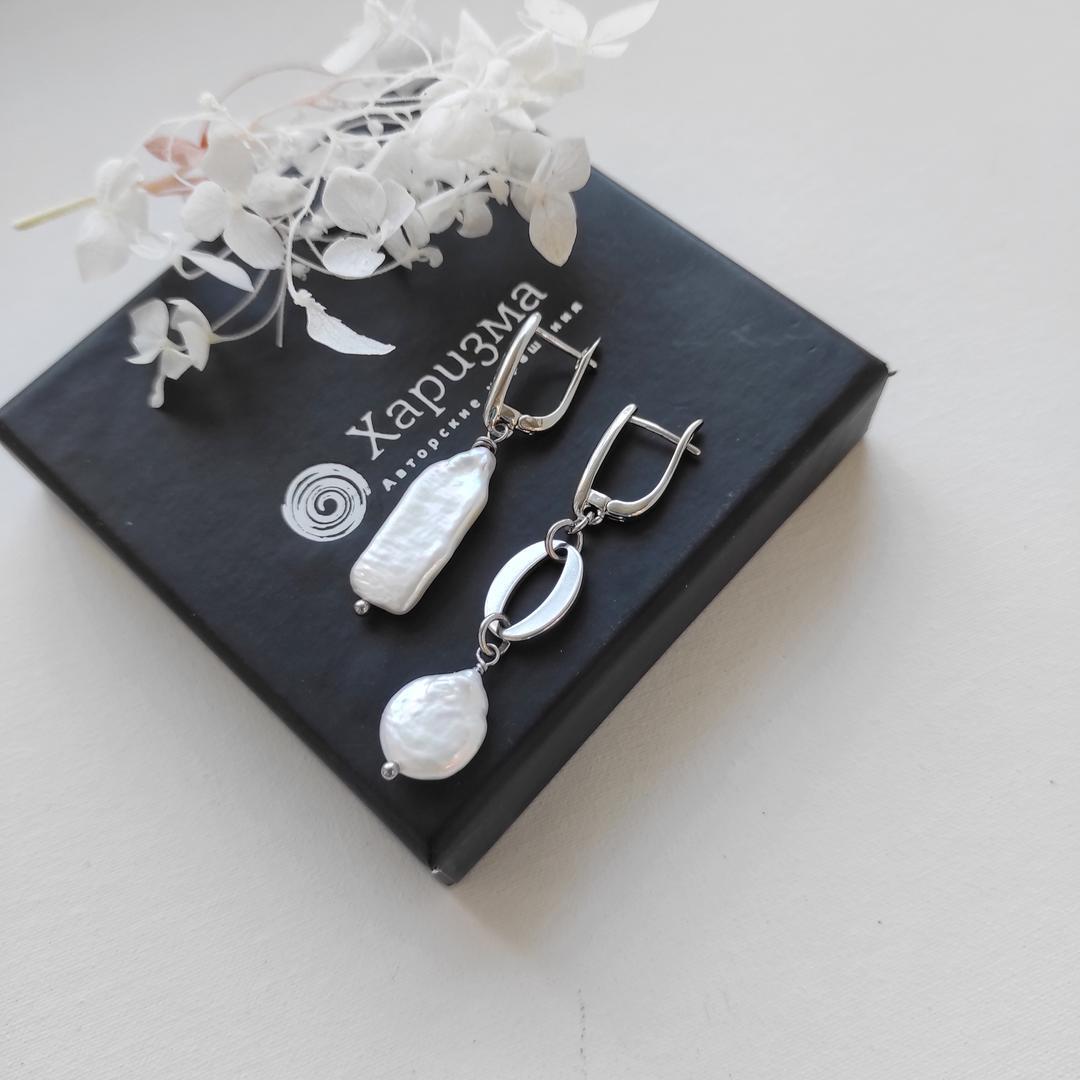 Серьги с барочными жемчужинами с белом металле