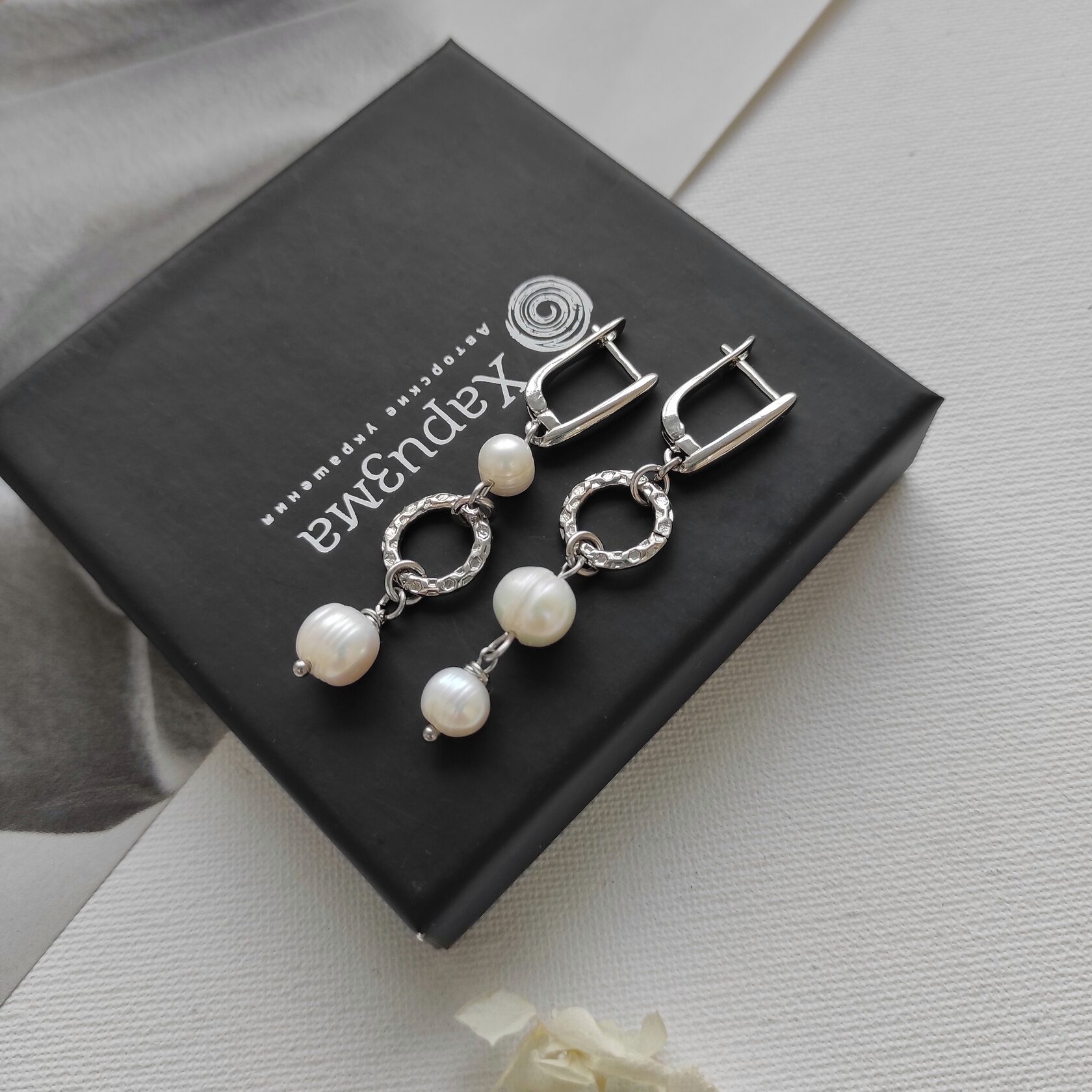 Серьги асимметрия с жемчугом в белом металле