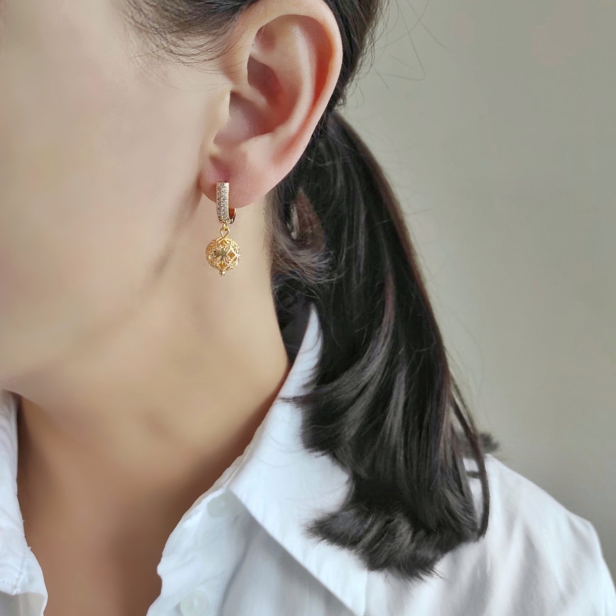 Серьги шарики с горным хрусталём асимметричная пара позолота/белый металл