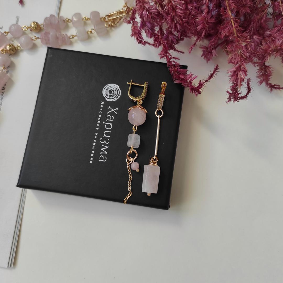 Серьги с розовым кварцем в позолоченной фурнитуре асимметрия