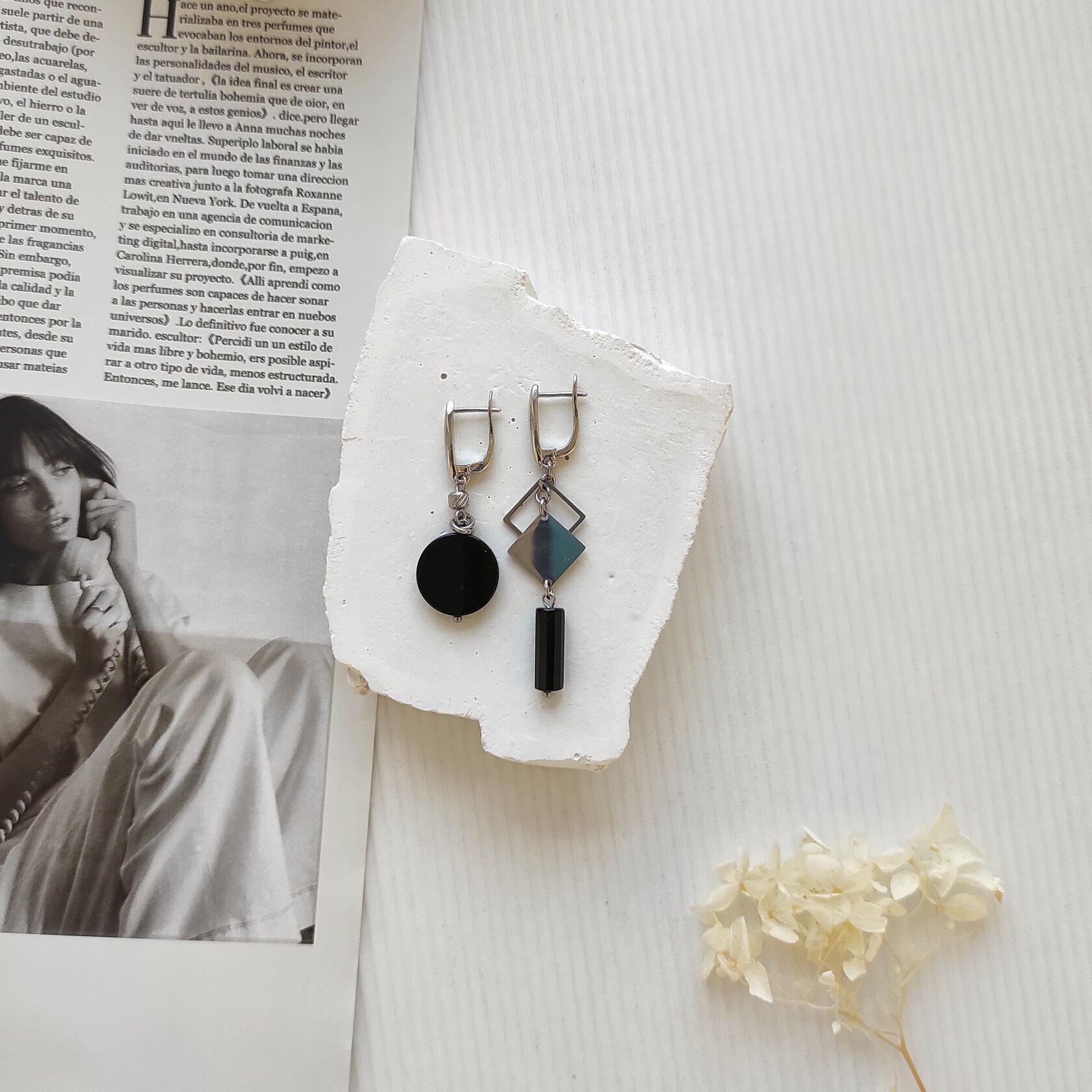 Серьги из черного агата и оникса в фурнитуре из стали