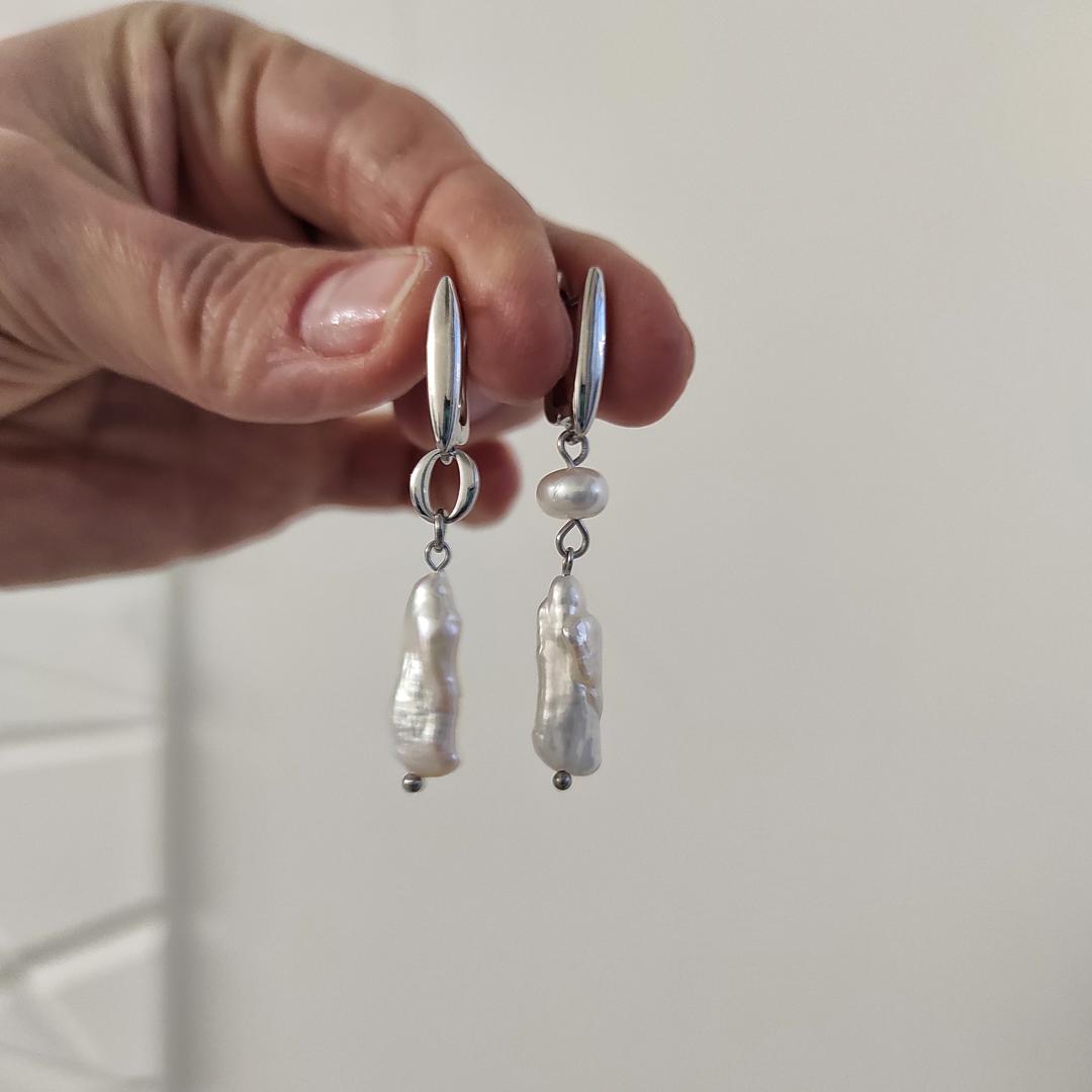 Серьги с барочными жемчужинами Бива в белом металле