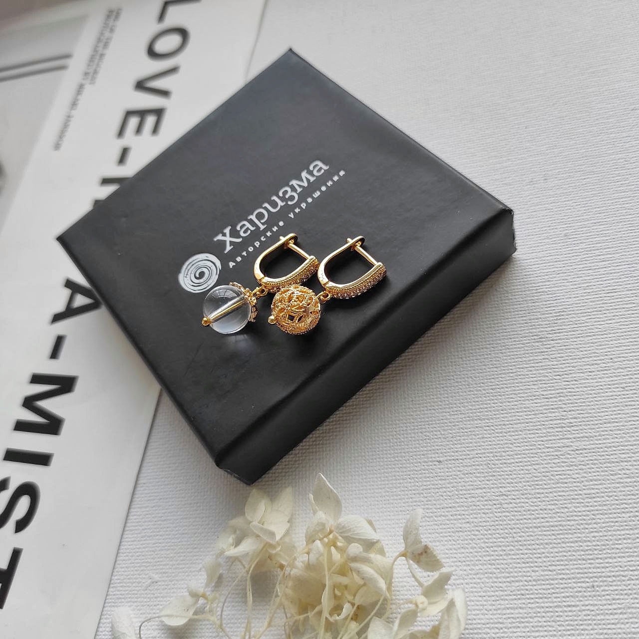 Серьги шарики с горным хрусталём асимметричная пара позолота/белый металл