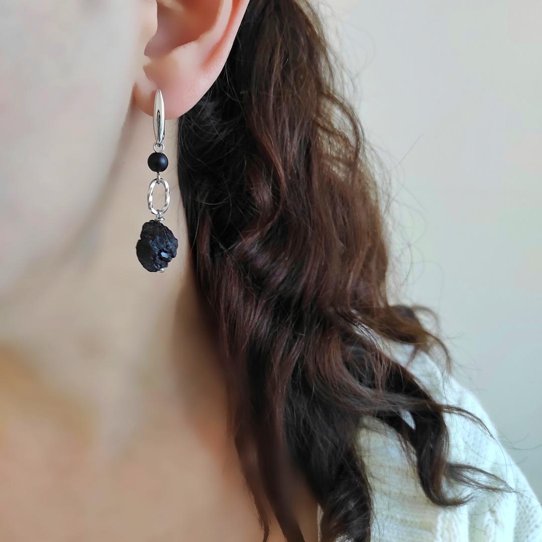 Серьги с черным турмалином (шерл), камни неправильной формы