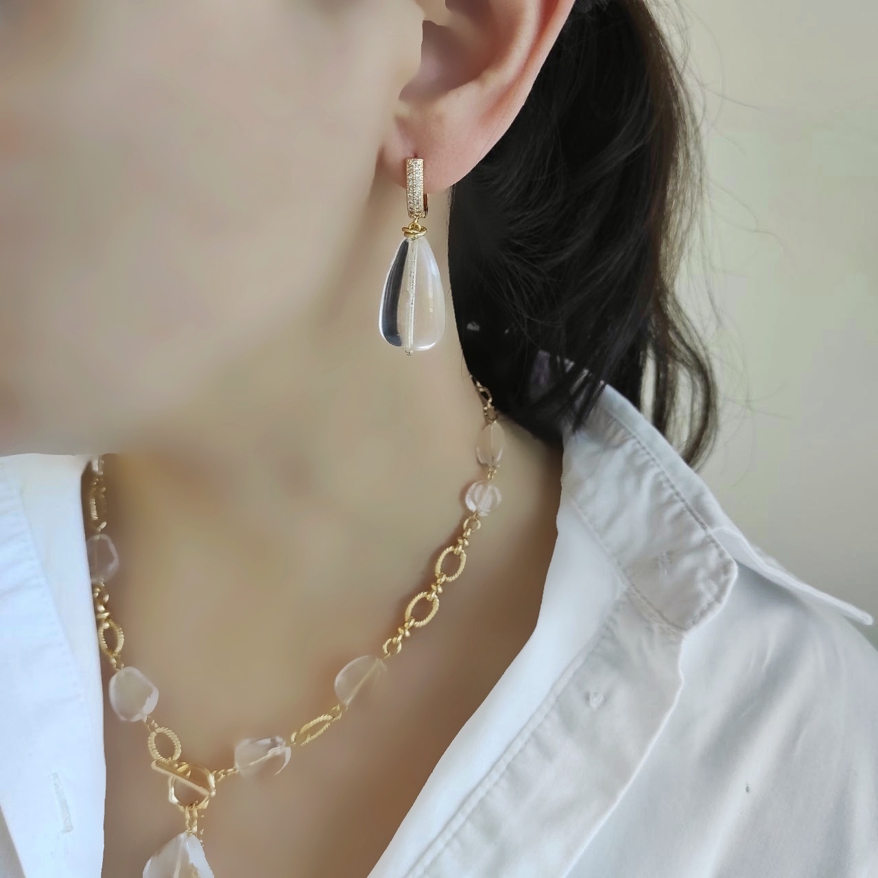 Серьги с горным хрусталем интересной формы в позолоченой фурнитуре Уценка