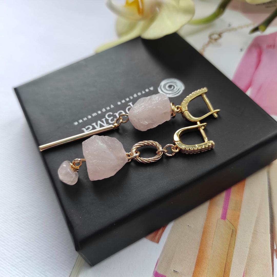 Серьги с необработанным розовым кварцем в позолоченной фурнитуре