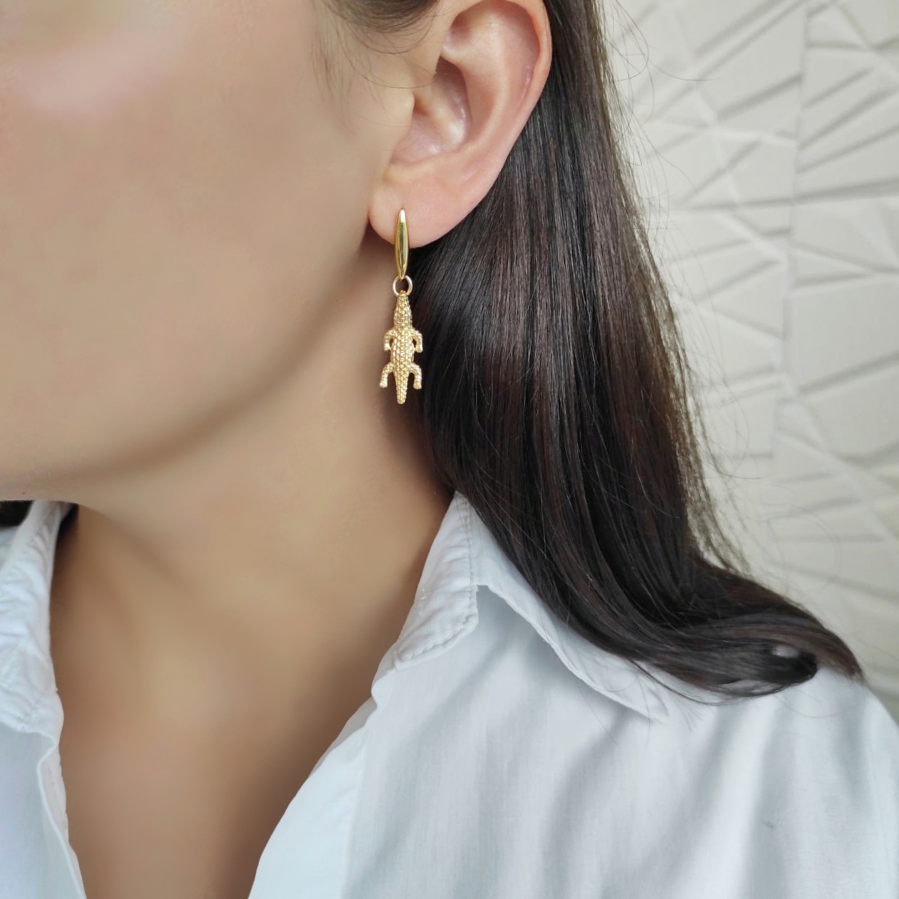 Серьги с черным агатом и крокодильчиком в позолоченой фурнитуре