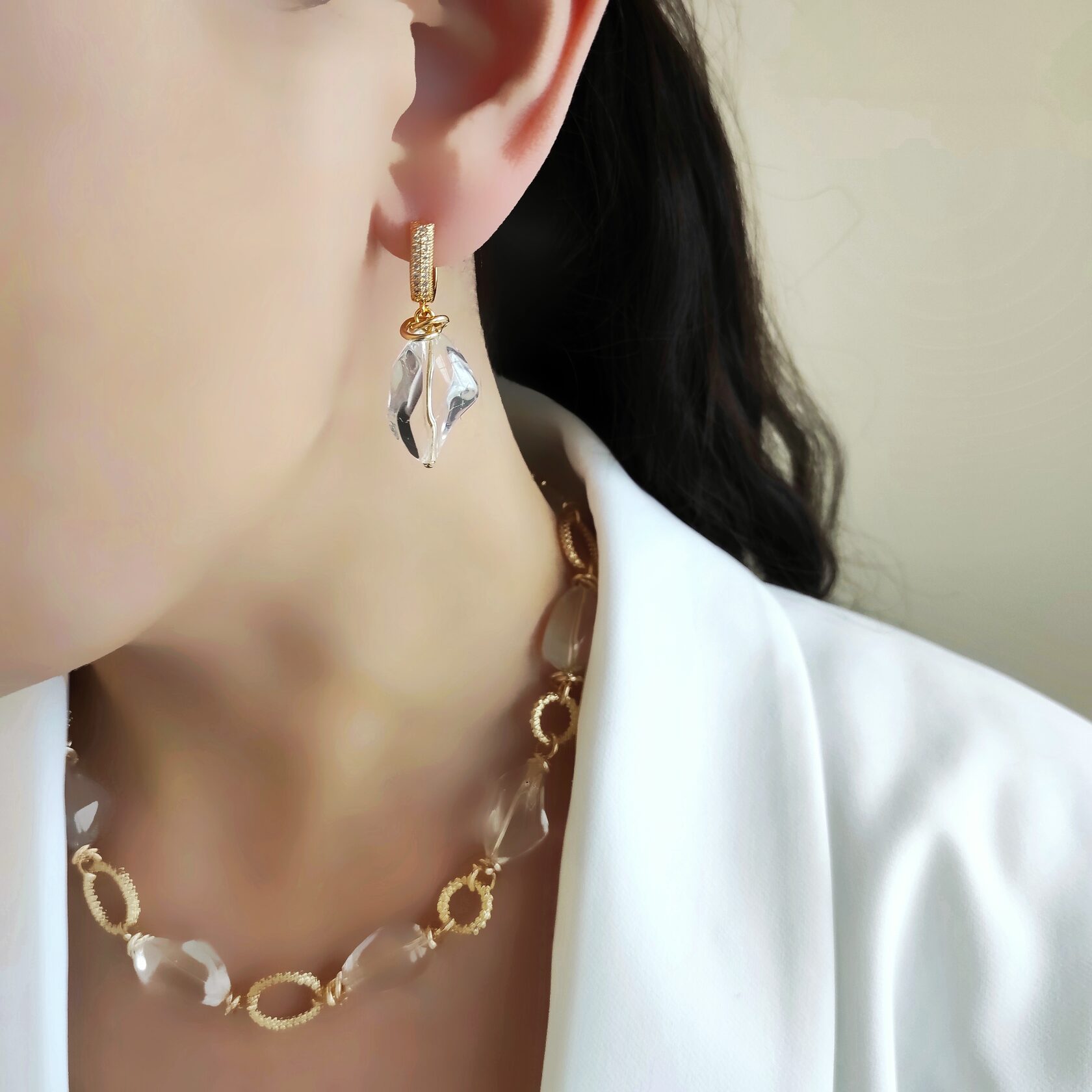 Серьги с горным хрусталем интересной формы в позолоченой фурнитуре