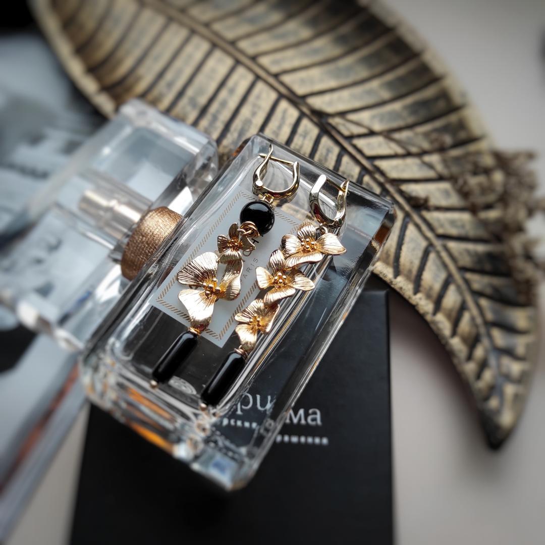 Серьги с чёрным агатом и цветами орхидеи в позолоченной фурнитуре