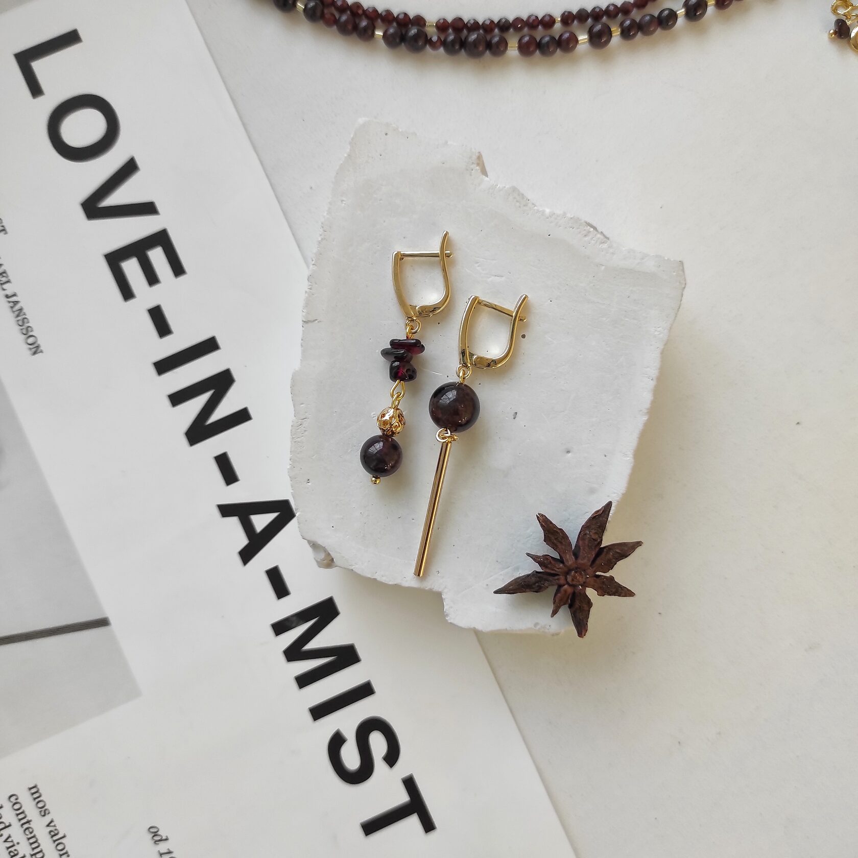 Серьги из граната в позолоченной фурнитуре