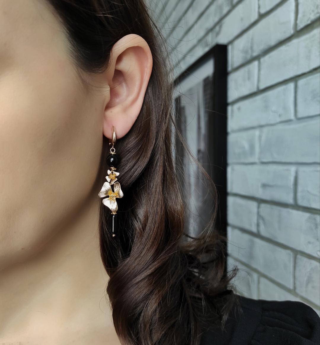 Серьги с чёрным агатом и цветами орхидеи в позолоченной фурнитуре