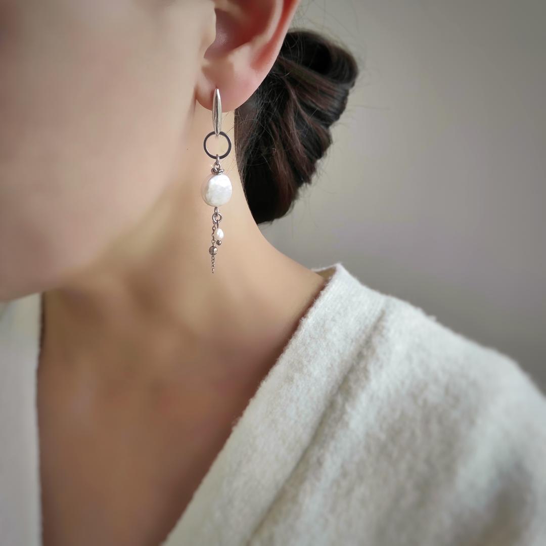 Серьги асимметрия с барочным жемчугом в белом металле