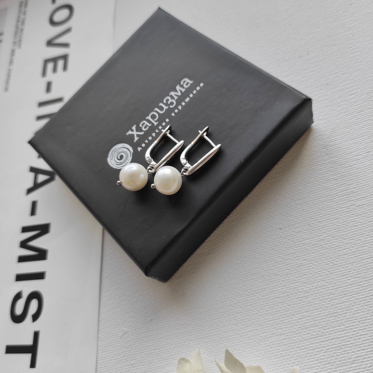 Серьги симметричные с жемчужинами в белом металле или позолоченой фурнитуре