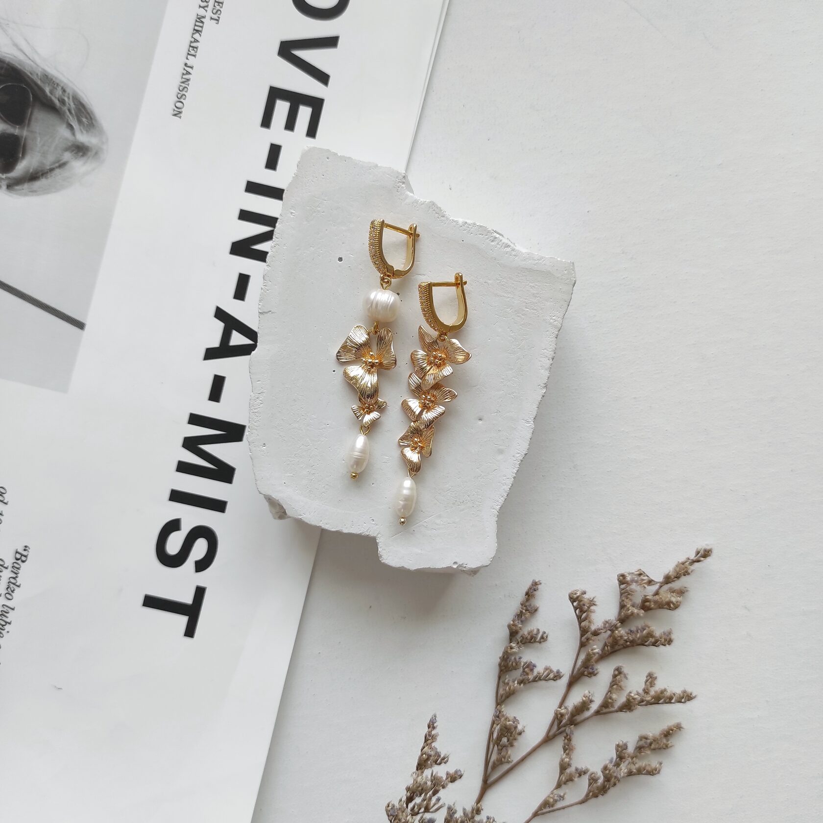 Серьги с жемчугом и орхидеями в позолоченой фурнитуре
