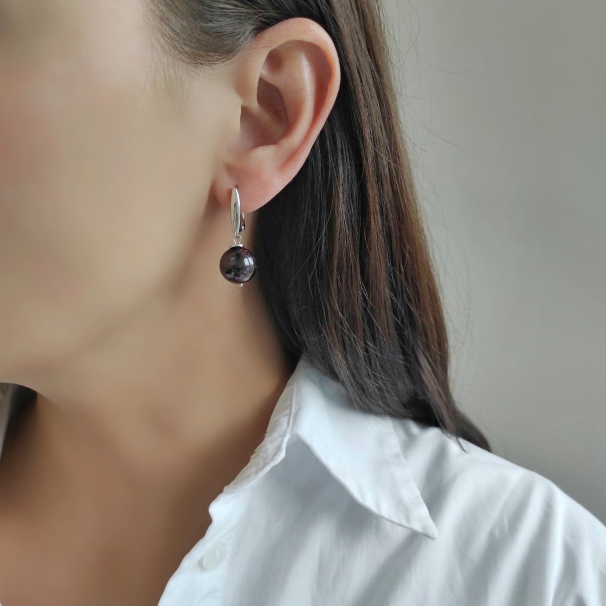 Серьги с гранатом в белом металле или позолоченной фурнитуре