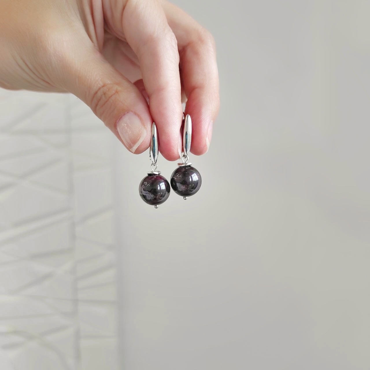 Серьги с гранатом в белом металле или позолоченной фурнитуре