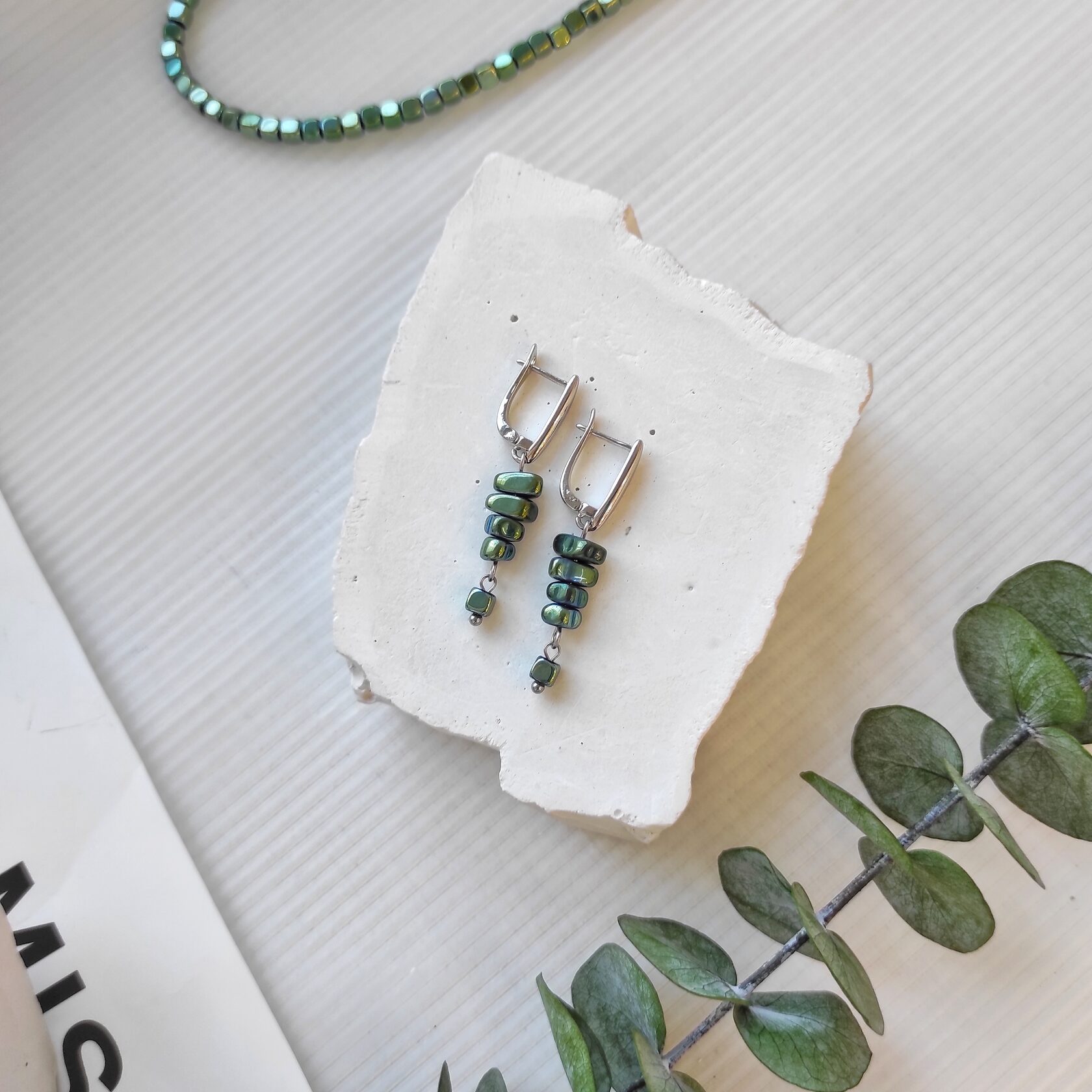 Серьги из гематита неправильной формы зелёные травянистые оттенки