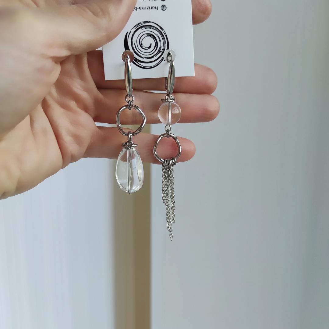 Серьги с горным хрусталем и цепочками в белом металле