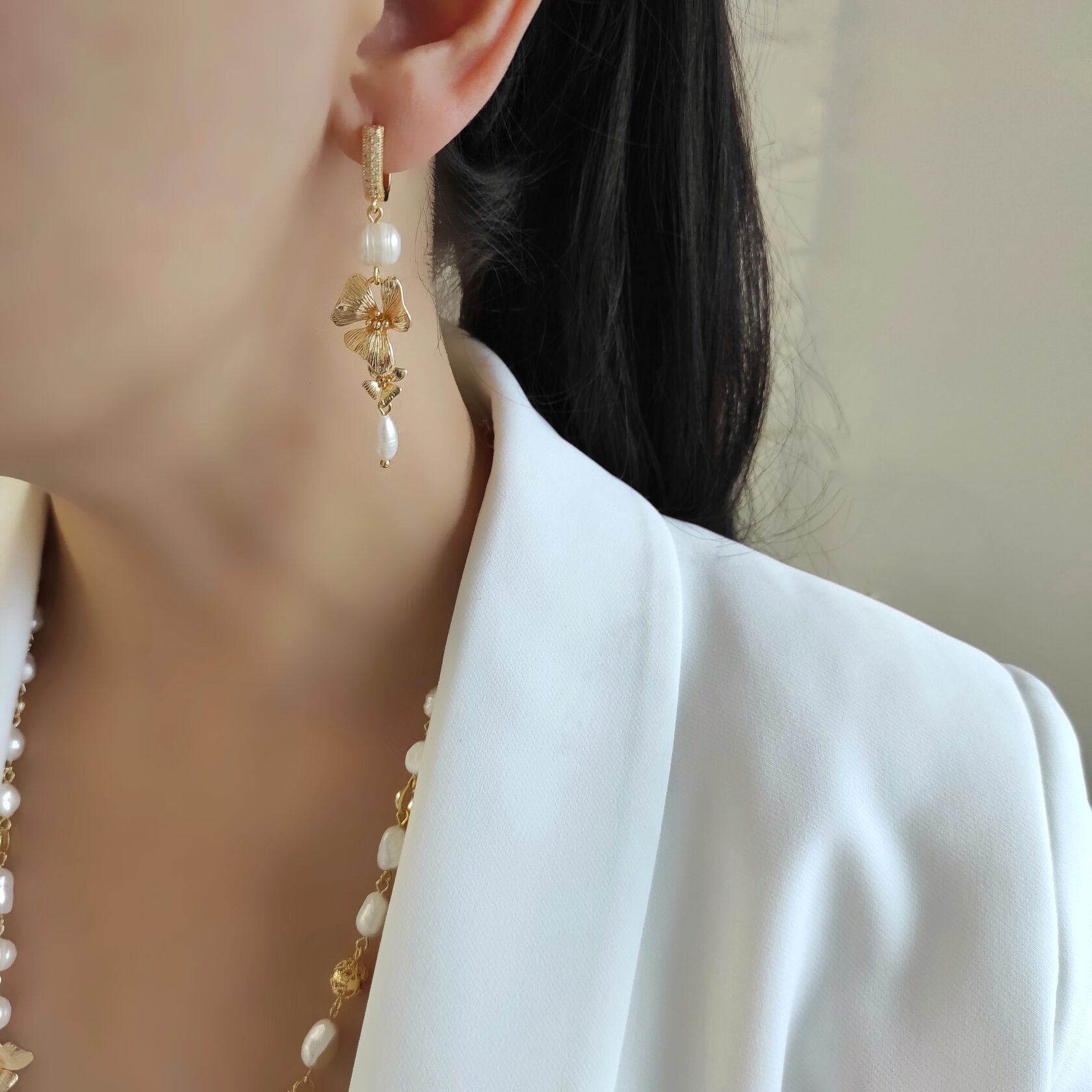Серьги с жемчугом и орхидеями в позолоченой фурнитуре