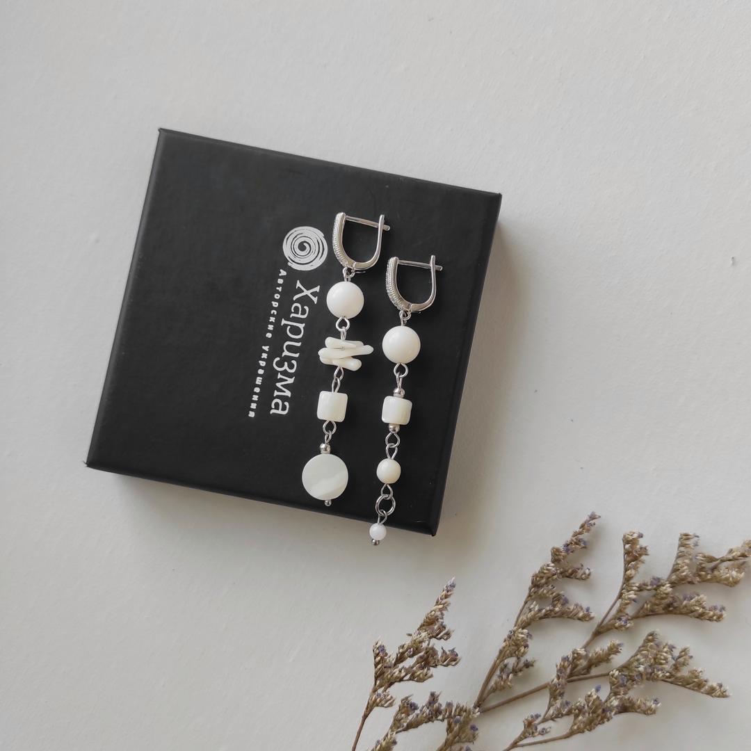 Серьги из перламутра и коралла в белом металле