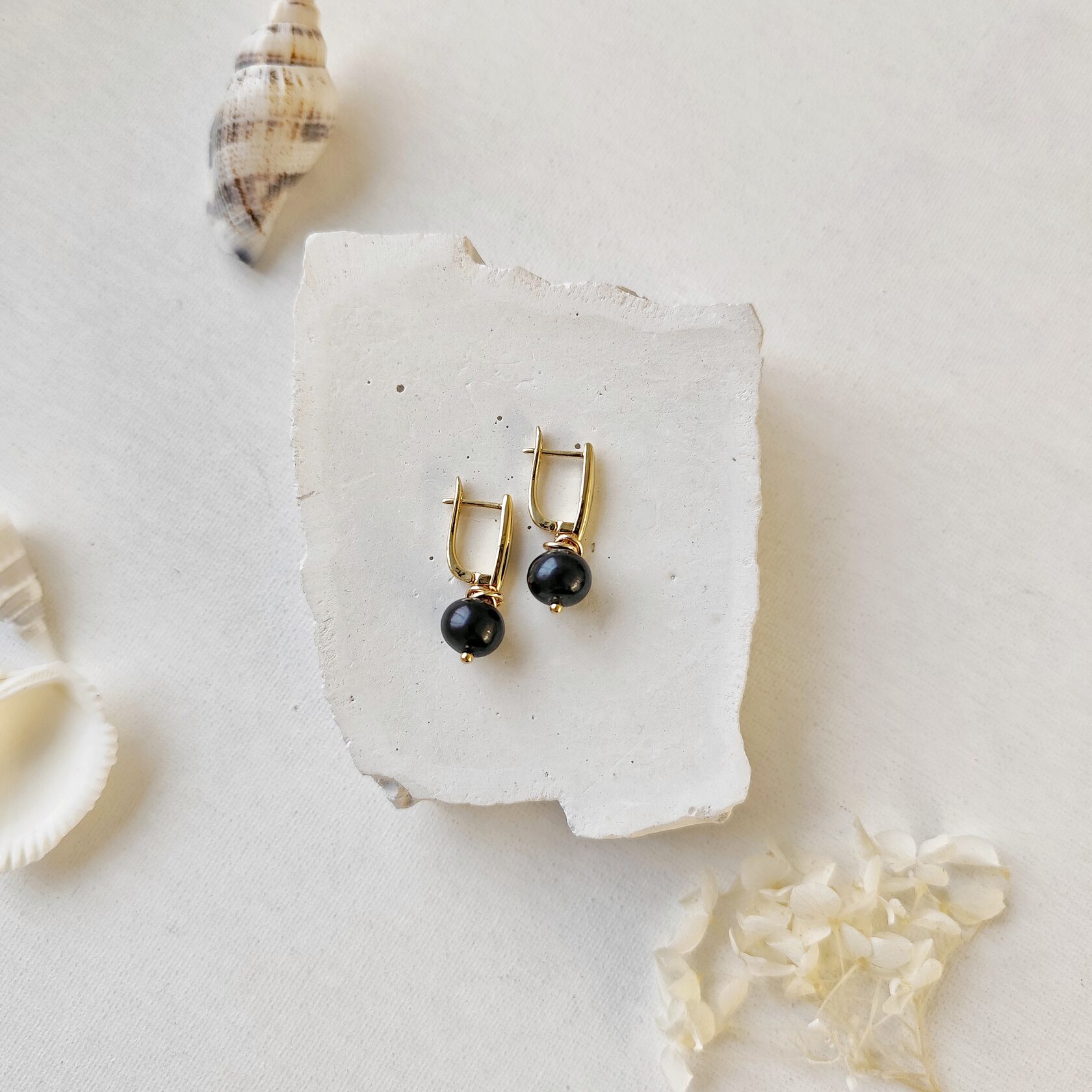 Серьги с темным жемчугом короткие