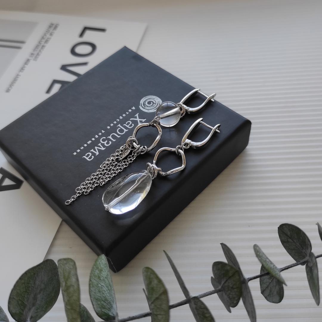 Серьги с горным хрусталем и цепочками в белом металле