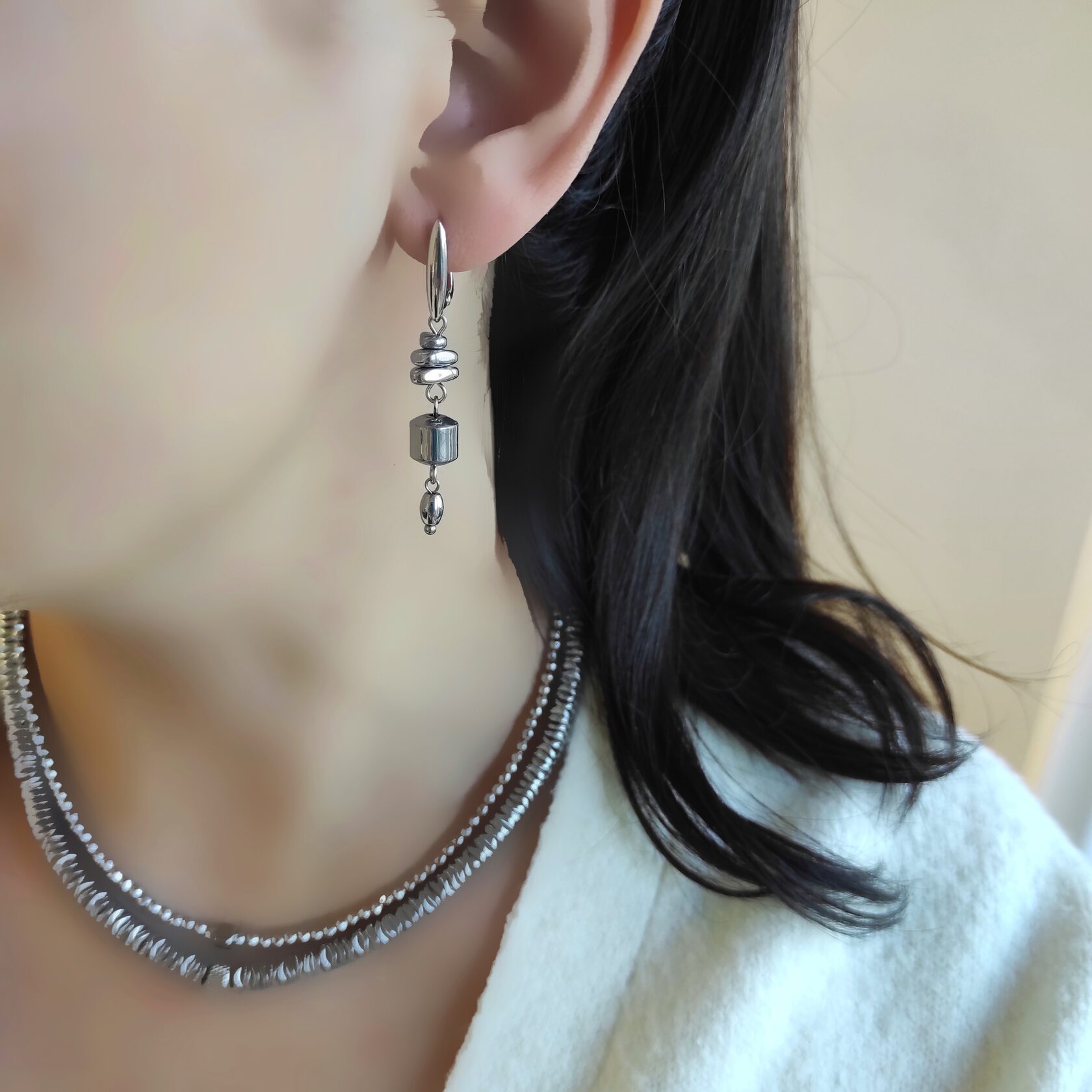 Серьги из гематита серебристого цвета, камни разной формы