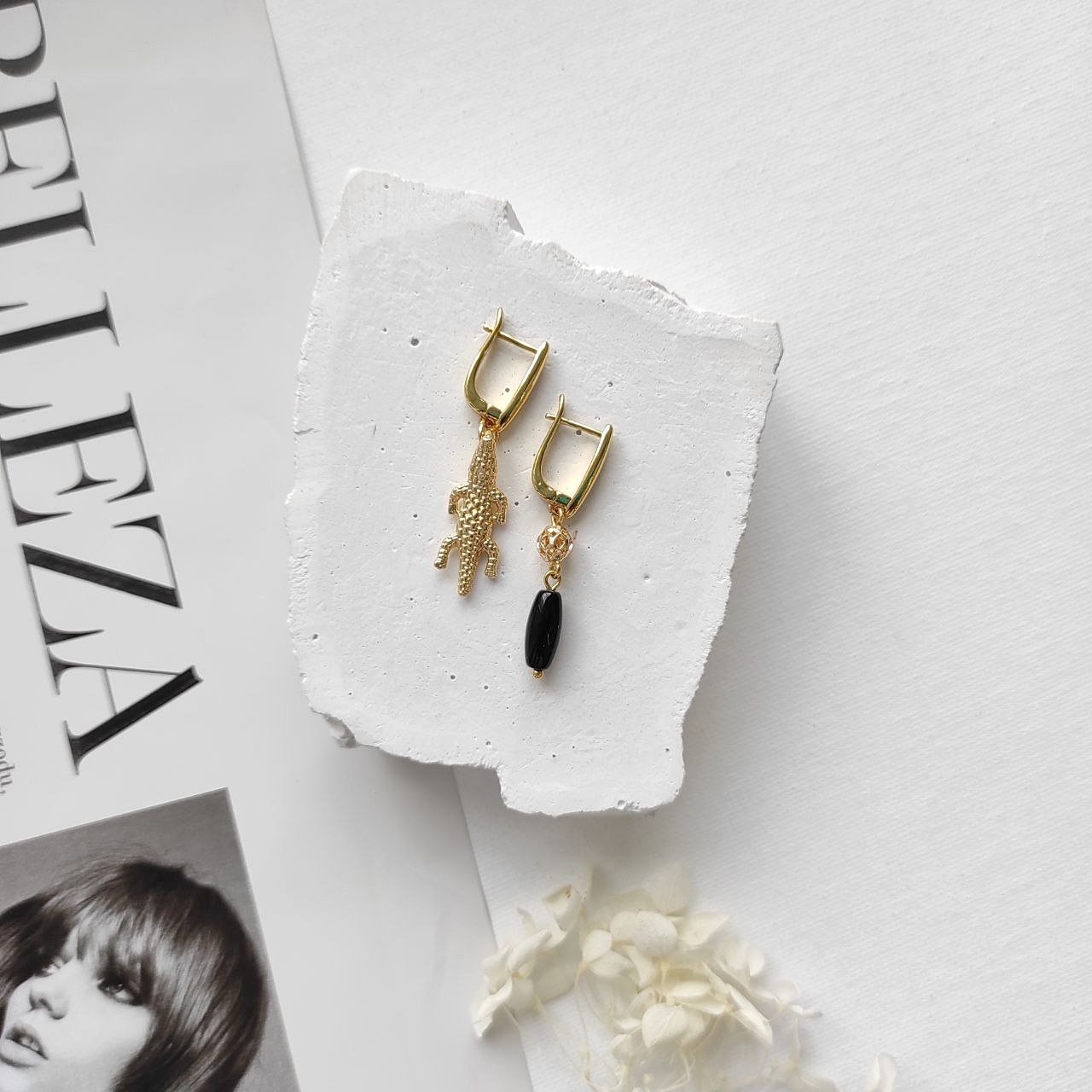 Серьги с черным агатом и крокодильчиком в позолоченой фурнитуре