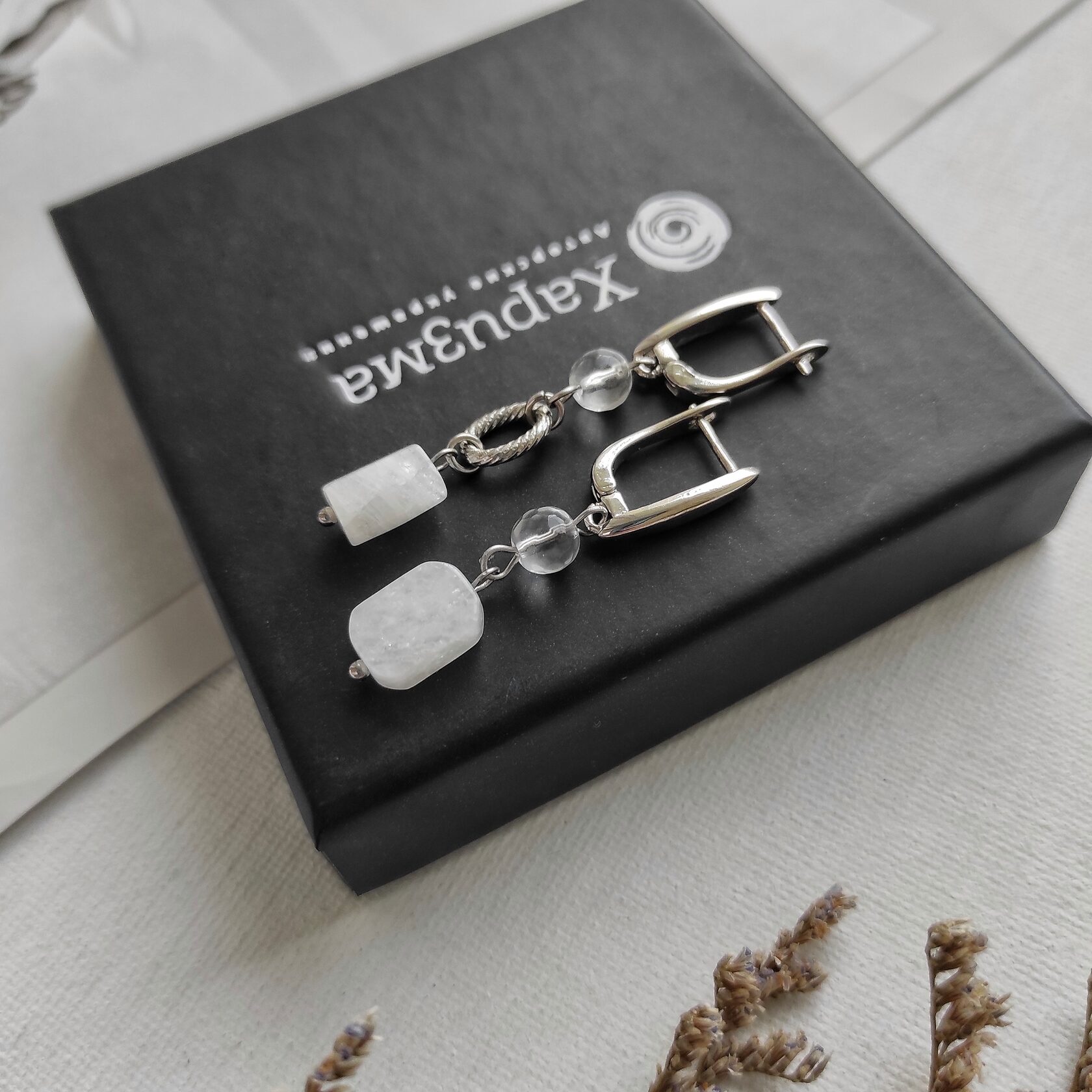 Серьги из натурального лунного камня и горного хрусталя