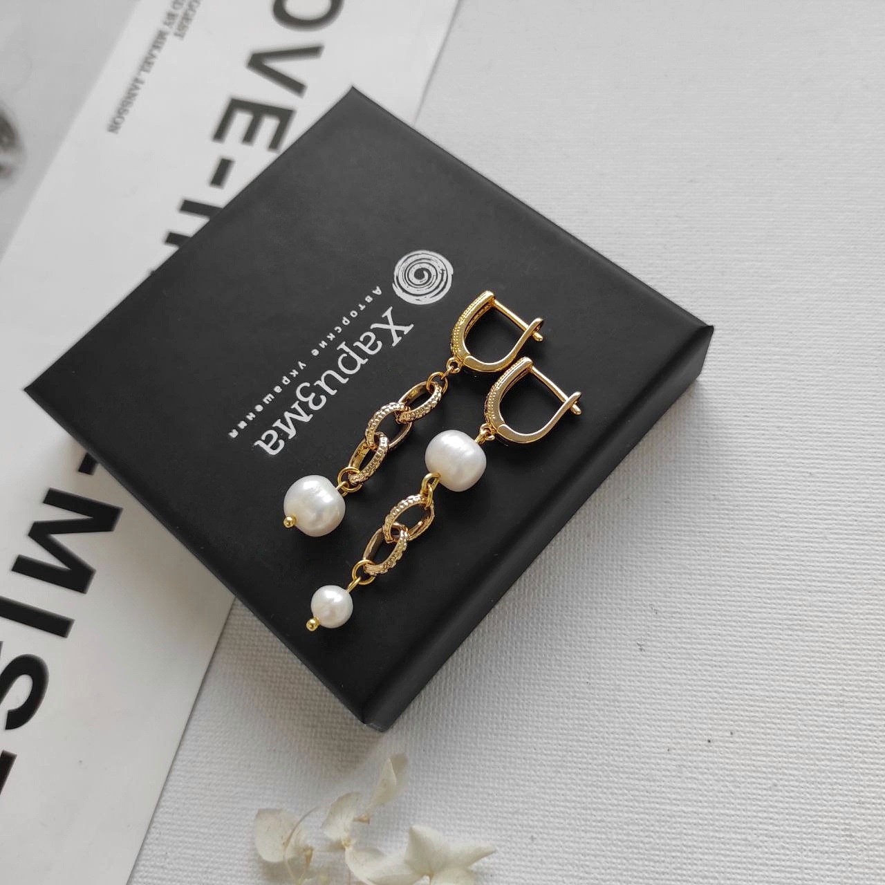 Серьги асимметричные из жемчуга в позолоченой фурнитуре