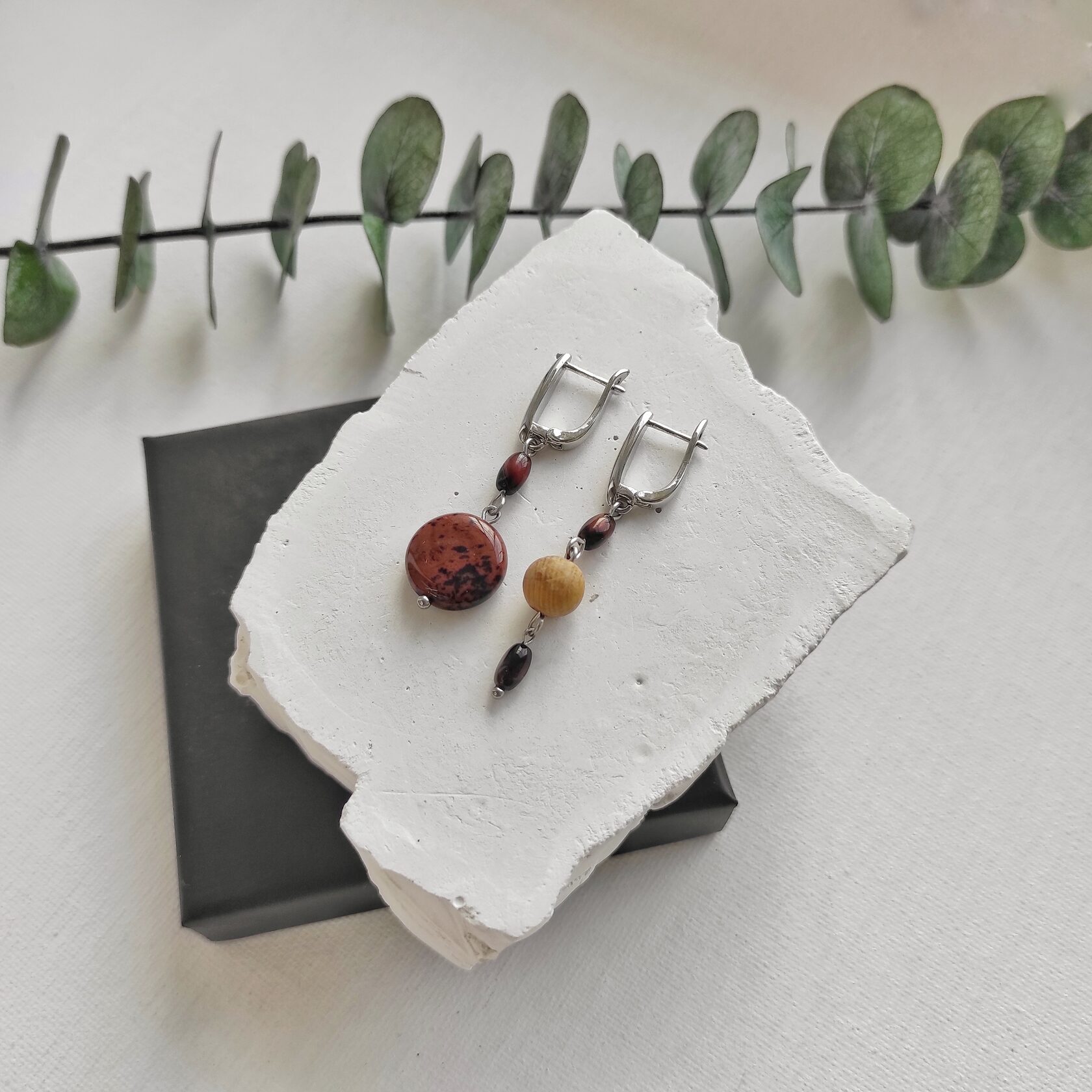 Серьги из обсидиана, агата и деревянного шарика из можжевельника