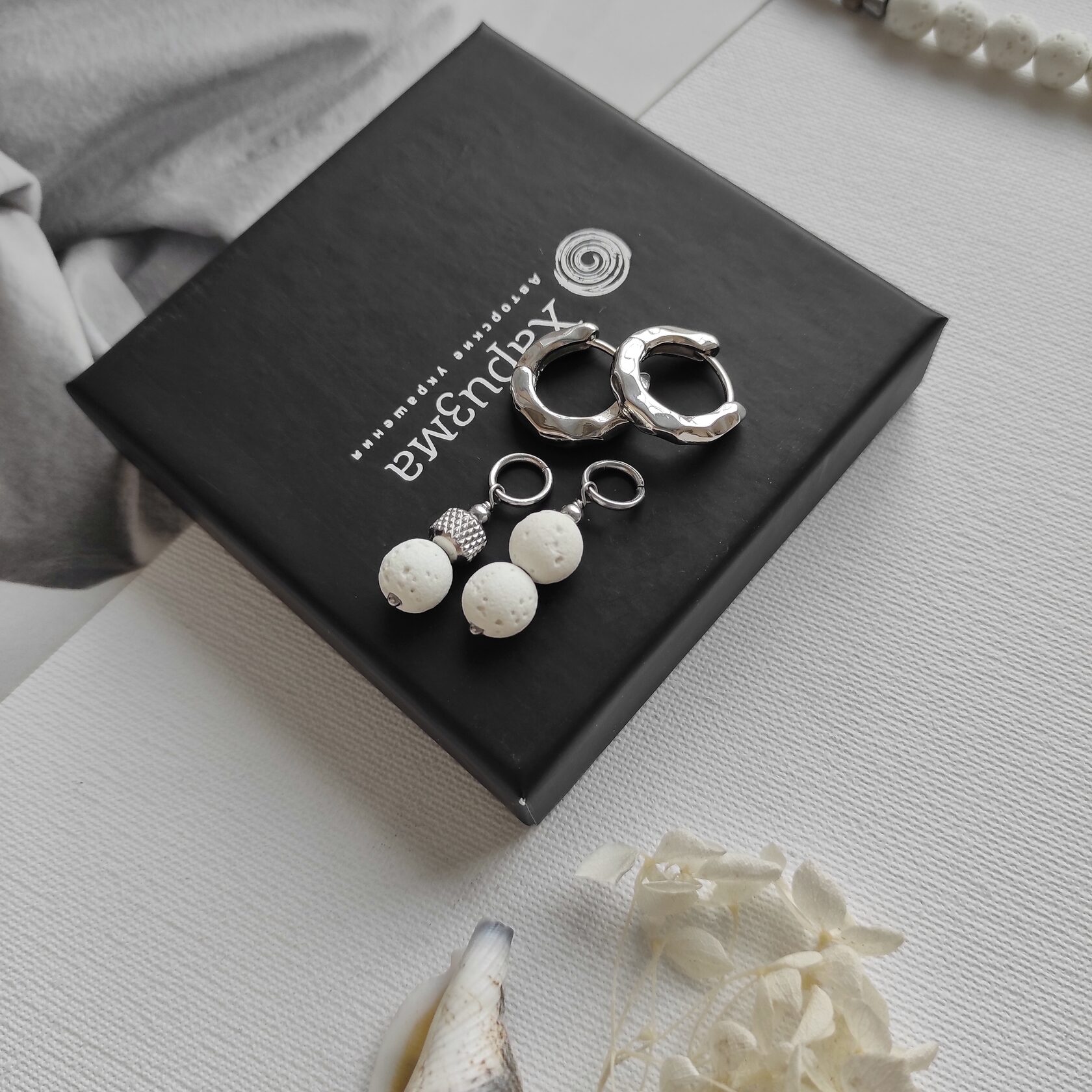 Серьги - трансформеры с белым вулканитом