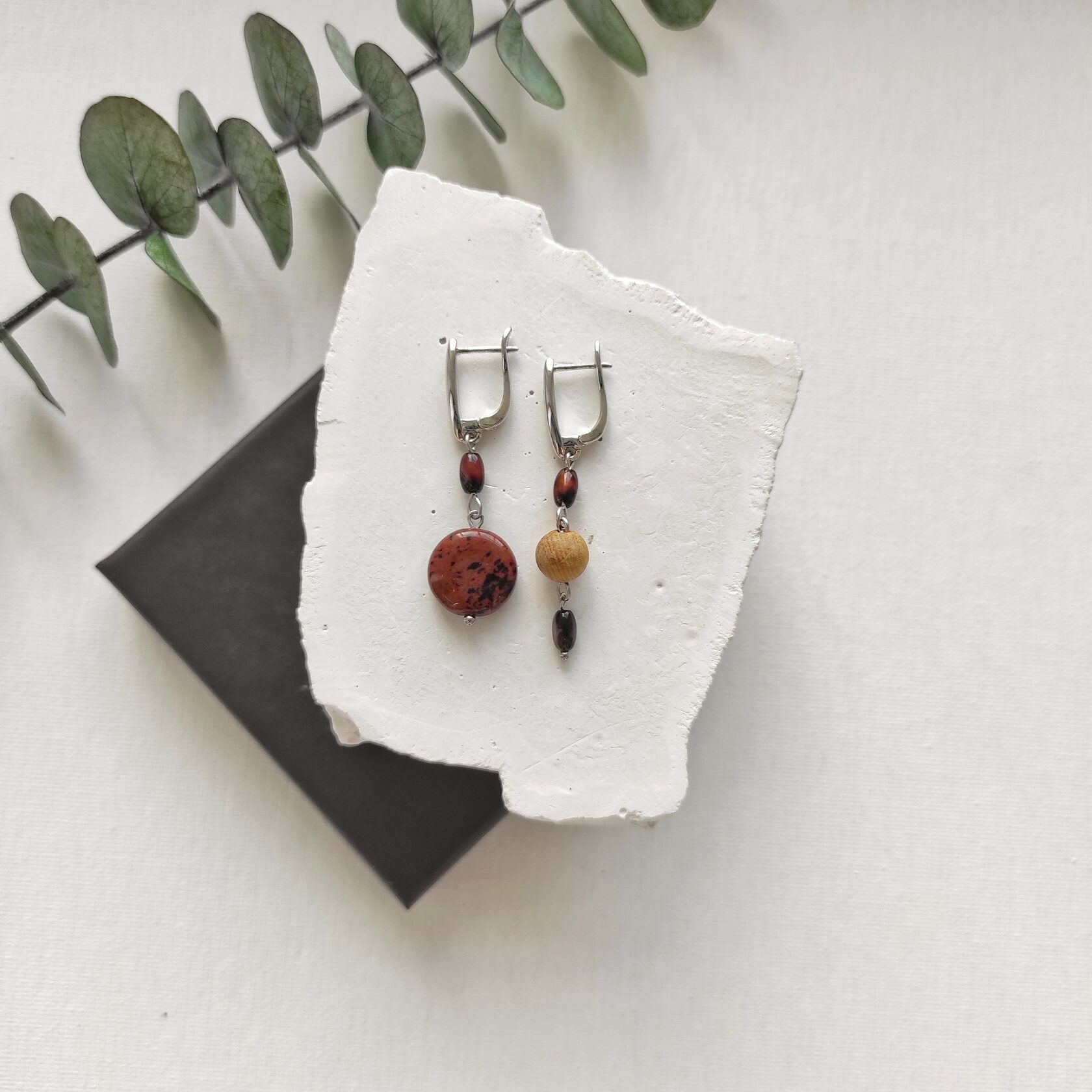 Серьги из обсидиана, агата и деревянного шарика из можжевельника