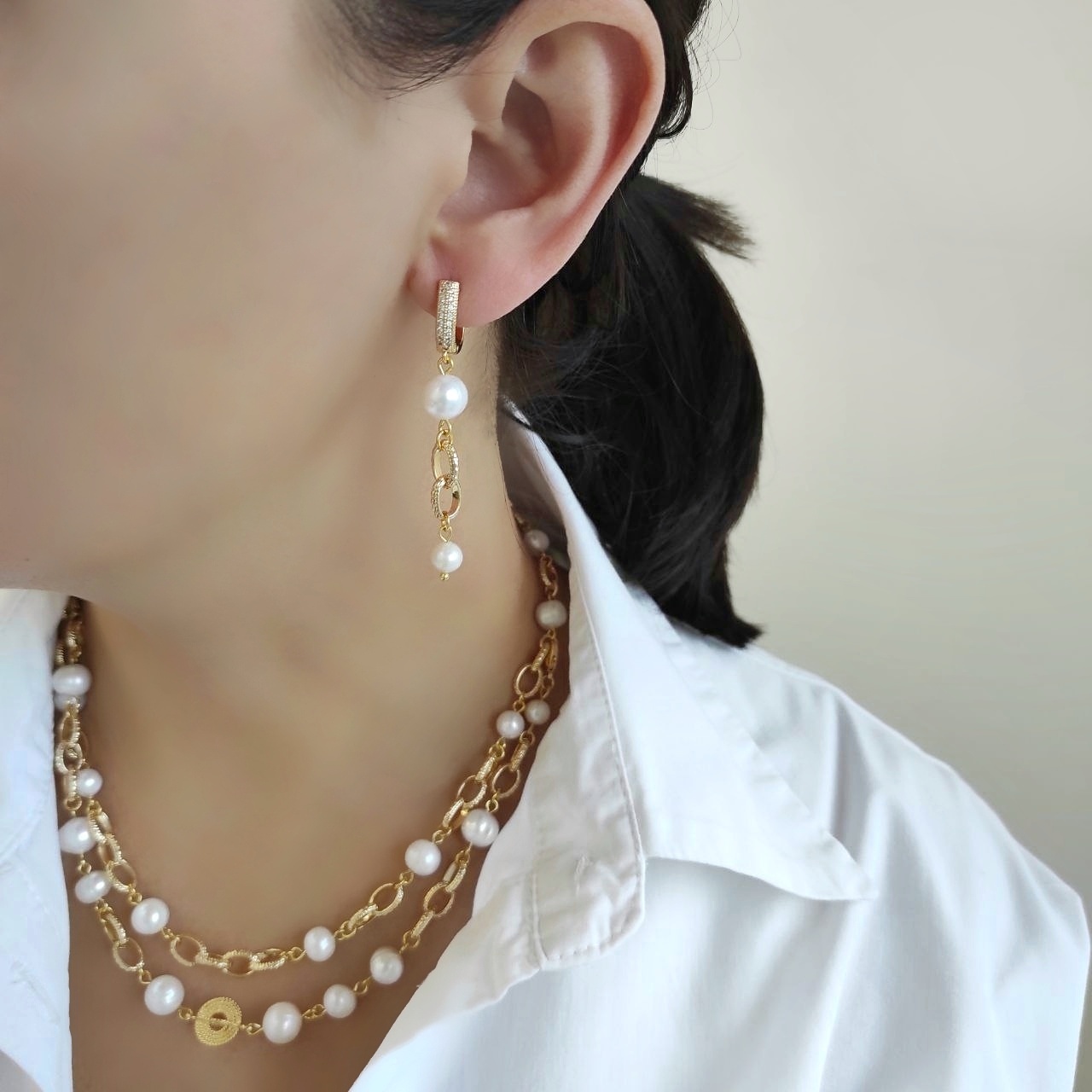 Серьги асимметричные из жемчуга в позолоченой фурнитуре