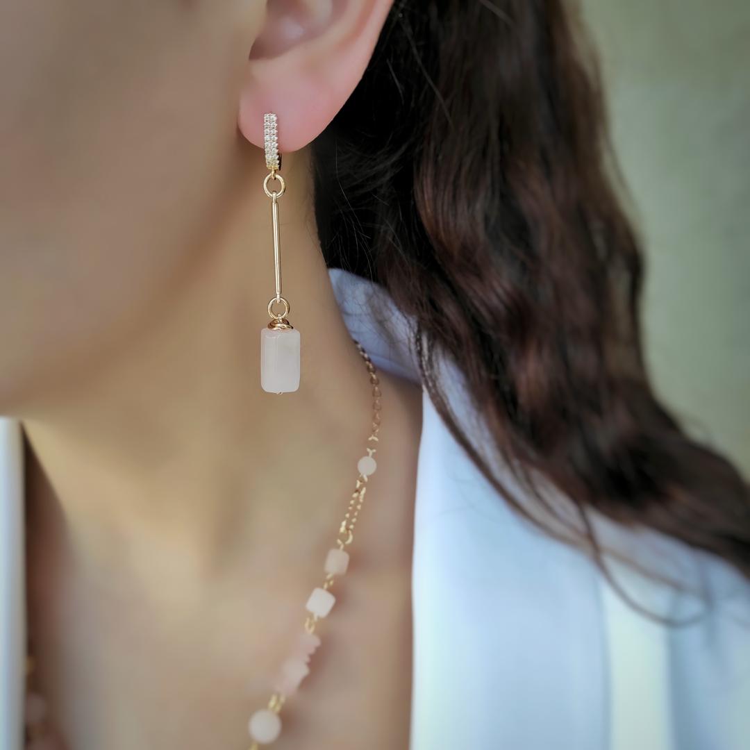 Серьги с розовым кварцем в позолоченной фурнитуре асимметрия