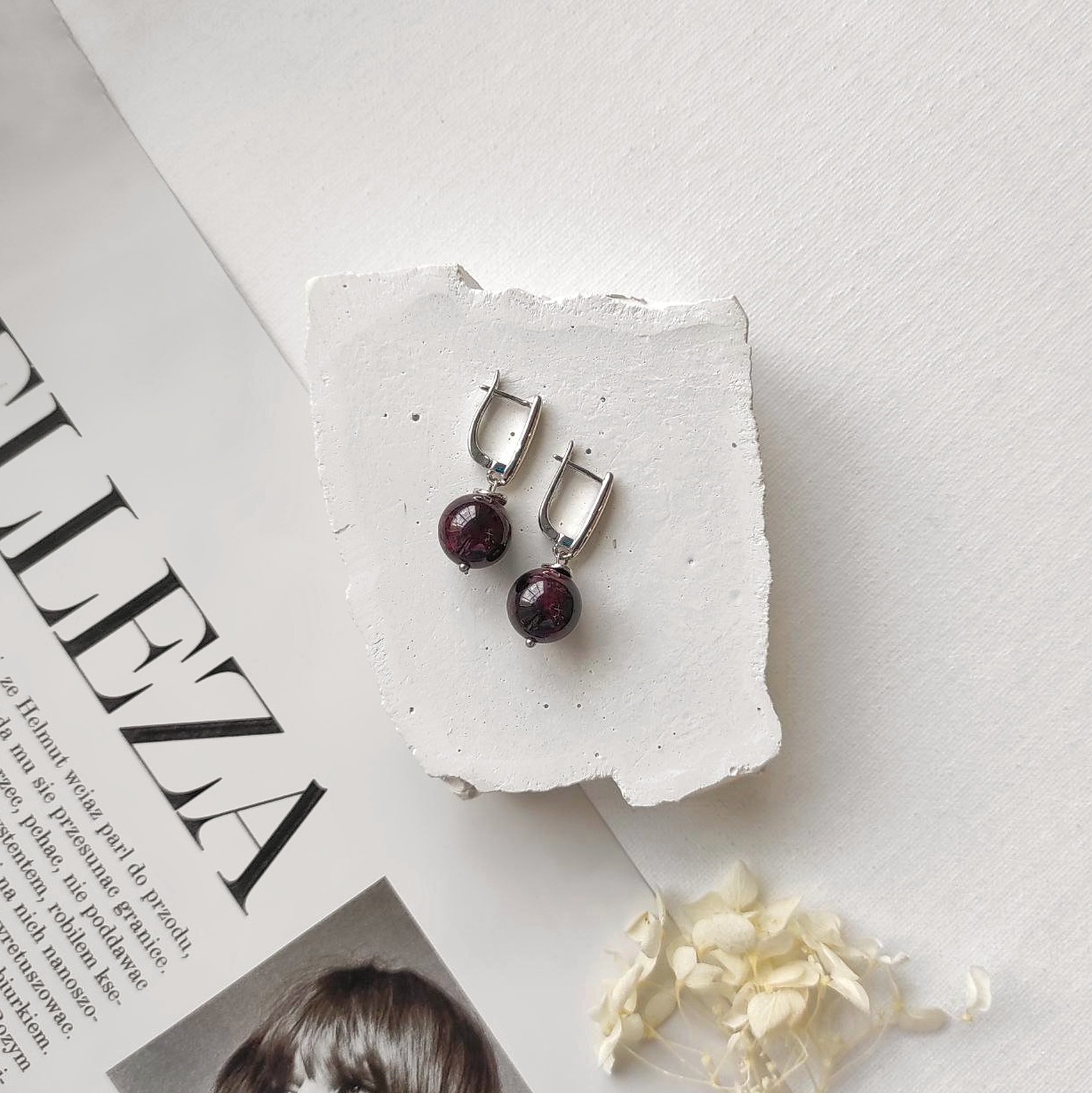 Серьги с гранатом в белом металле или позолоченной фурнитуре