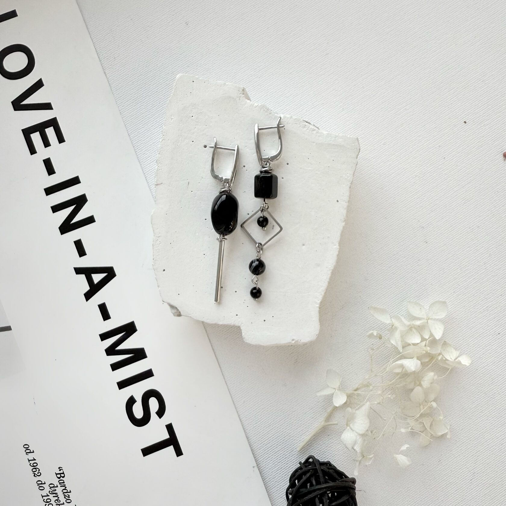 Серьги с чёрным агатом в фурнитуре белый металл