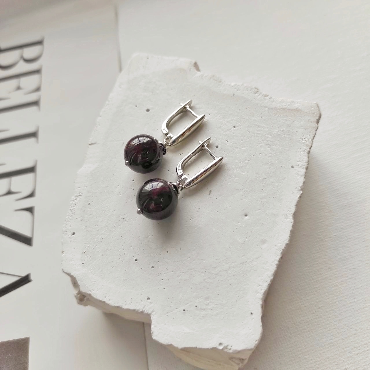 Серьги с гранатом в белом металле или позолоченной фурнитуре