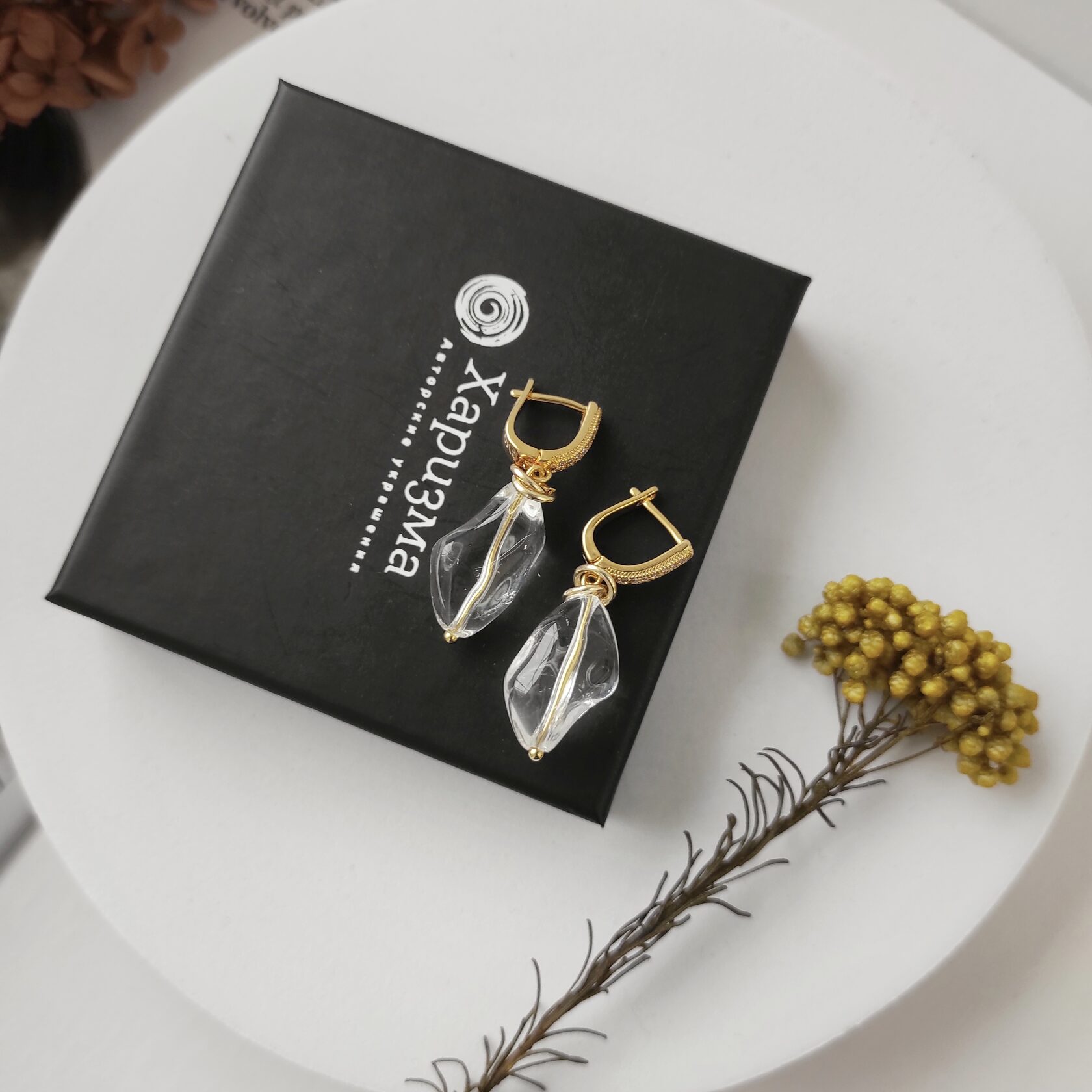 Серьги с горным хрусталем интересной формы в позолоченой фурнитуре
