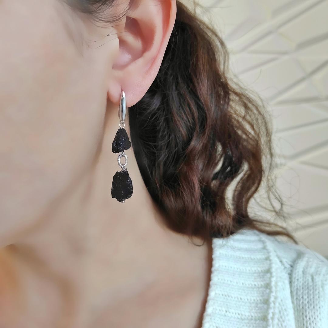 Серьги с черным турмалином (шерл), камни неправильной формы