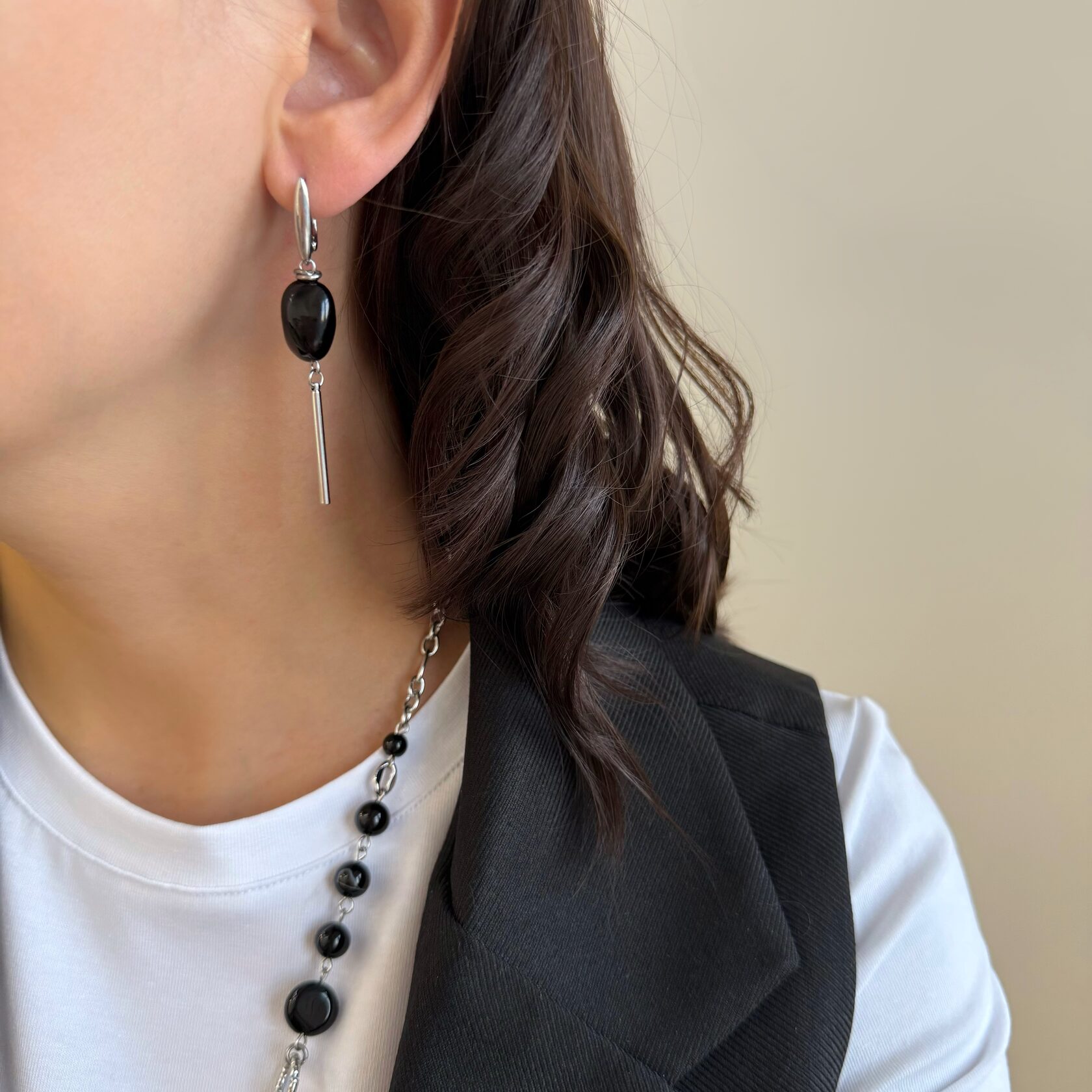 Серьги с чёрным агатом в фурнитуре белый металл