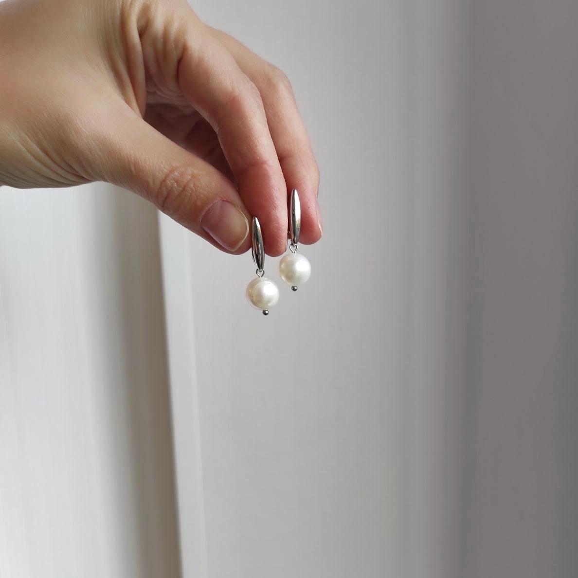 Серьги симметричные с жемчужинами в белом металле или позолоченой фурнитуре